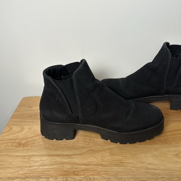 Cushionaire Women’s Black Portia Lug Bootie Faux Suede size 9M - Picture 8 of 10